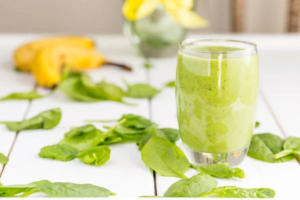 Absolut leckerer grüner Avocado Shake oder Smoothie, zubereitet mit frischen Avocados, Banane, Zitronensaft und nicht-molkereiproduzierter Milch (Mandeln oder Kokosnuss) auf hellweißem Holzhintergrund, Rohkost, veganes Getränk, vegane Ernährungskonzeption, Horizontalansicht — Stockfoto