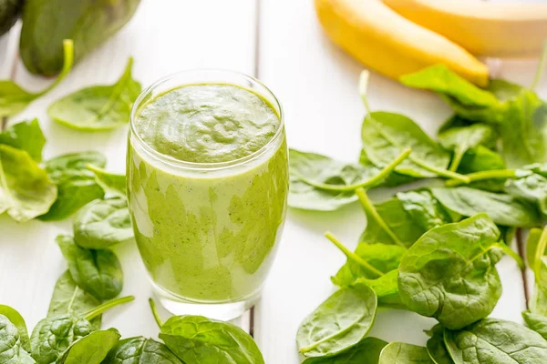 Kesinlikle şaşırtıcı yeşil avokado güler yüzlü, ham, taze avokado, muz, limon suyu ve hafif beyaz ahşap arka planda, Sigara süt badem sütü ile yapılan Vegan iç anlayışı, yatay görünüm