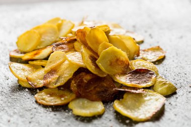 Koyu arka plan üzerinde ev yapımı cips