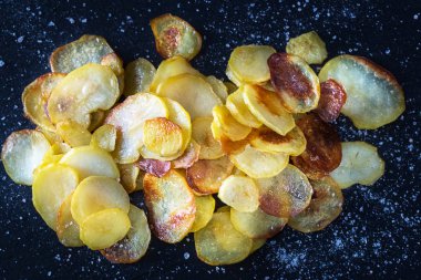 Koyu arka plan üzerinde ev yapımı cips