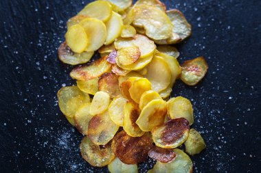 Koyu arka plan üzerinde ev yapımı cips