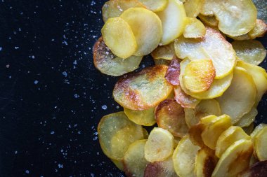 Koyu arka plan üzerinde ev yapımı cips