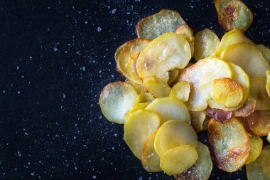 Koyu arka plan üzerinde ev yapımı cips