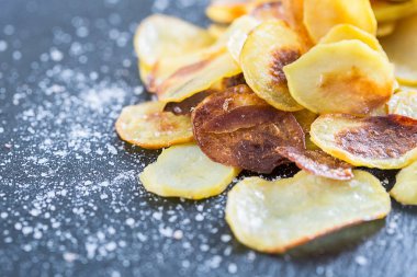 Koyu arka plan üzerinde ev yapımı cips