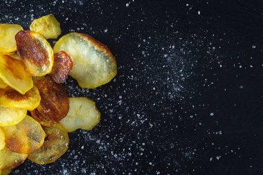 Koyu arka plan üzerinde ev yapımı cips