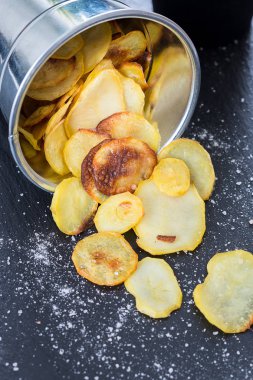 Koyu arka plan üzerinde ev yapımı cips