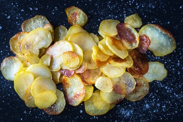 Koyu arka plan üzerinde ev yapımı cips