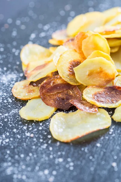 Koyu arka plan üzerinde ev yapımı cips