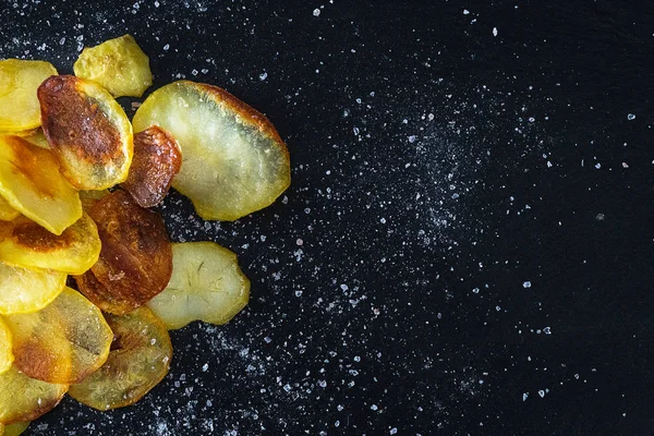 Koyu arka plan üzerinde ev yapımı cips