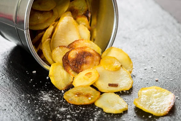 Chips caseiros em fundo escuro — Fotografia de Stock