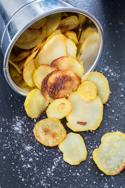 Chips caseiros em fundo escuro — Fotografia de Stock