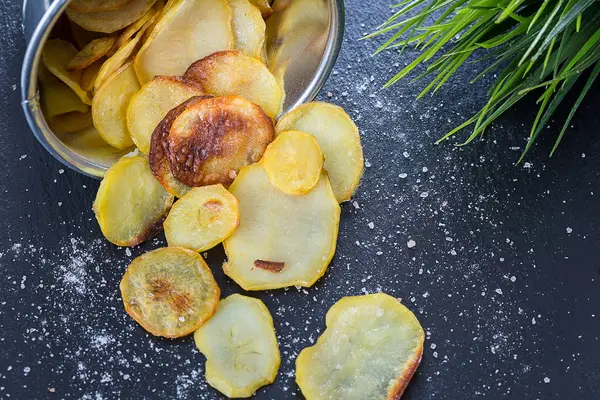 Chips caseiros em fundo escuro — Fotografia de Stock