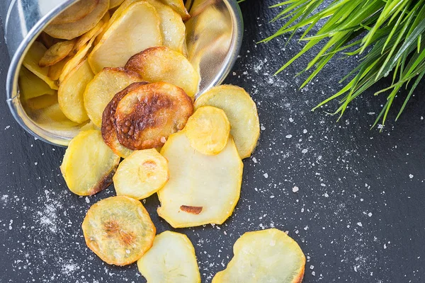 Koyu arka plan üzerinde ev yapımı cips