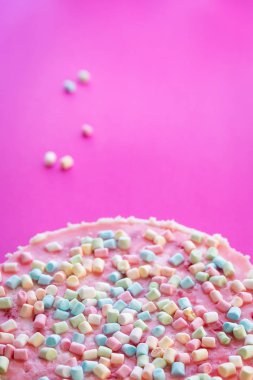 Parti pembe arka plan, metin için boş alan için marshmallow ile şaşırtıcı pasta