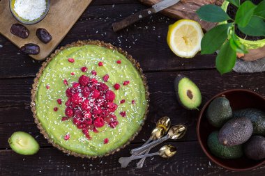 Ham sağlıklı Paleo avokado limonlu kek muz ve ahududu, üstten görünüm