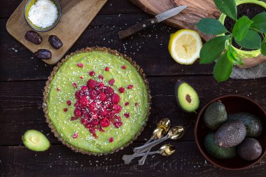 Ham sağlıklı Paleo avokado limonlu kek muz ve ahududu, üstten görünüm