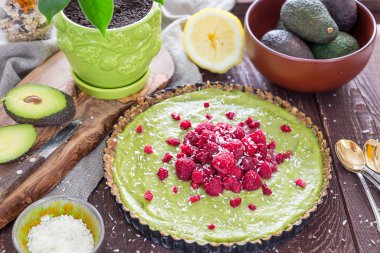Ham sağlıklı Paleo avokado limonlu kek muz ve ahududu