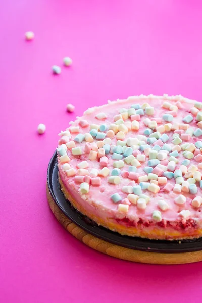 Γλουτένη-ελεύθερο Cheesecake με Marshmallows για πάρτι σε ροζ φόντο — Φωτογραφία Αρχείου