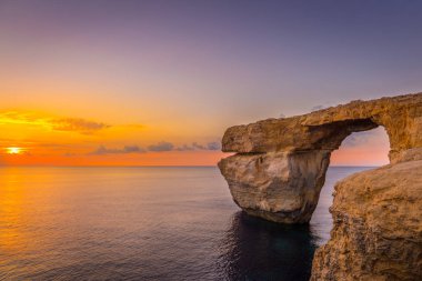 Panoramik görünümü, Azure pencere doğa duvar kağıdı veya arka plan, Gozo, Malta olarak kullanarak üzerinden günbatımı
