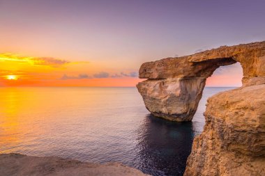 Panoramik görünümü, şaşırtıcı günbatımı Azure pencere kullanarak duvar kağıdı veya doğa arka plan, Gozo, Malta olarak yakın denize