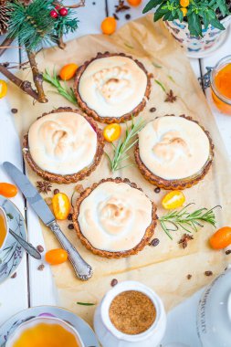 Dikey Duvar Kağıdı, Noel Saati Kavramı için kullanarak Narenciye Reçeli, Baharat ve Beyaz Beze ile Küçük Tartlet