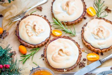Tatil tatlı, ahududu, Limon Lor ve beze, Noel arka plan Tartlets