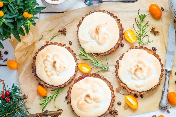 Tartlets muhallebi ile yemeye hazır, beze, Kamkat Jam ve taze ahududu, servis Beyaz ahşap Noel arka plan, üst görünüm, Noel tablo kavramı, Noel veya yeni yıl tatil tablo üzerinde
