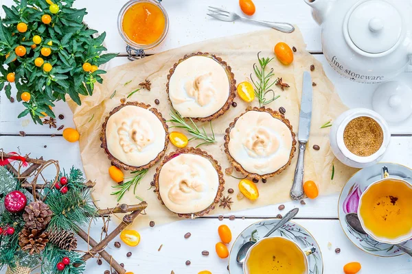 Schöne englische Frühstückszeremonie am Nachmittag mit Desserts, Tee und Kaffee, Weihnachtskonzept — Stockfoto