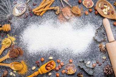 Noel arka plan ile baharat, Kuruyemiş, Rosines, zencefil, toz kakao, kurutulmuş portakal boş alan karanlık taş zemin üzerine sen Noel metin için Noel duvar kağıdı