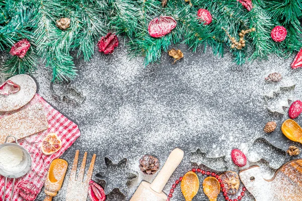 Erstaunliche Weihnachten Hintergrund mit Weihnachtsbaum und Utensilien für Weihnachten Kochen auf dunklem Stein Hintergrund, von oben betrachtet Kopierraum für Ihren Text — Stockfoto