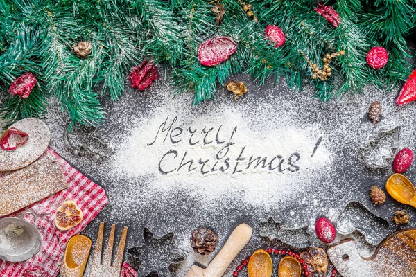 Frohe Weihnachten Inschrift auf erstaunliche Weihnachtsbacken-Kochen Hintergrund, Draufsicht — Stockfoto