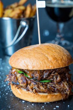 Taze lezzetli büyük tavuk Burger peynir, sos ve patates karanlık taş zemin üzerine