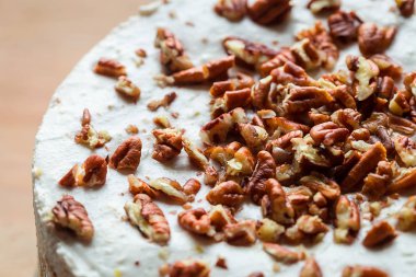 Havuçlu kek koyu ahşap arka plan üzerinde