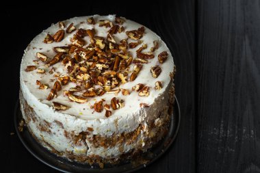 Havuçlu kek koyu ahşap arka plan üzerinde