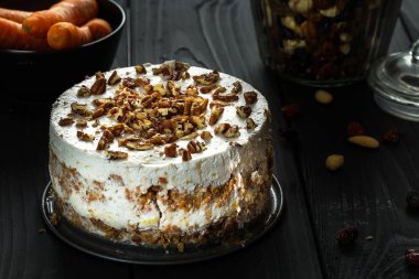 Havuçlu kek koyu ahşap arka plan üzerinde