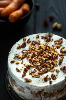 Havuçlu kek koyu ahşap arka plan üzerinde