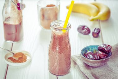 Sağlıklı Paleo çikolata Smoothie muz, incir ve badem sütü