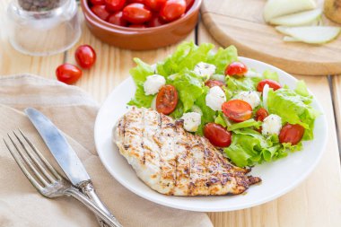 Taze yaz salatası, sağlıklı gıda kavramı ile limon soslu ızgara tavuk göğsü