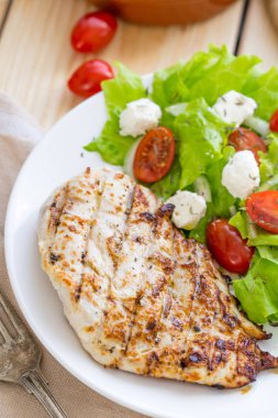 Izgara tavuk göğsü kiraz domates, marul ve beyaz peynirli salata, dikey görünüm