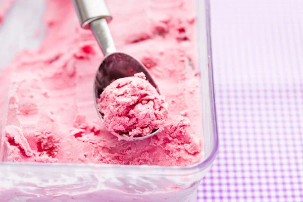 Comida, Gelado de framboesa na caixa com colher de sorvete, Vista horizontal, Papel de parede — Fotografia de Stock