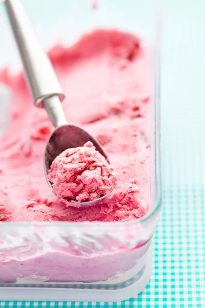 Vertical View of Berry Ice Cream in Container with Scoop of Ice Cream, Vertical View — Stock Photo, Image