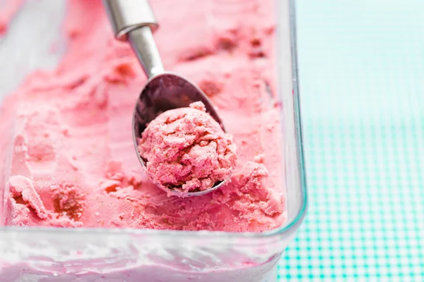 Close Up View of Berry Ice Cream in Box with Scoop of Ice Cream, Horizontal View — Stock Photo, Image