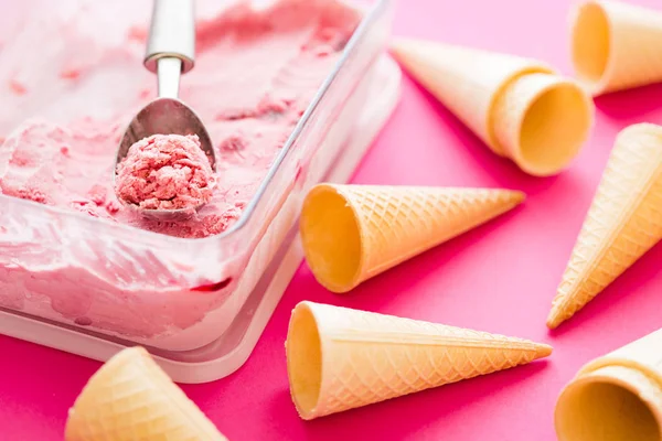 Helado de Fresa en Caja con Conos de Gofre, Vista Horizontal — Foto de Stock