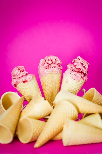 Voedsel, Strawberry Ice Cream in wafel kegels op roze achtergrond, verticale Wallpaper — Stockfoto