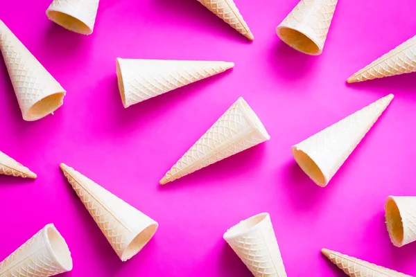 Comida, Conos de gofre sobre fondo rosa, Vista superior horizontal, Papel pintado — Foto de Stock