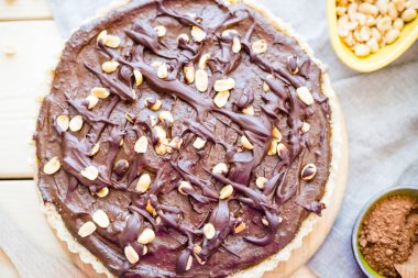 «Ana sayfa» Vegan görünümünü avokado çikolatalı Tart, yatay Üstten Görünüm