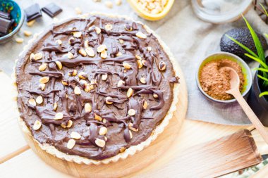 Fıstık ve muz, üstten görünüm ile ham avokado çikolata Tart