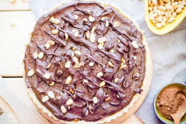 Paleo ev yapımı avokado çikolata Vegan Tart, pasta ya da kek ile fındık ve Vegan Karamel Sos