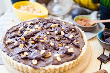 Paleo ev yapımı avokado çikolata Vegan Tart, pasta ya da kek ile fındık ve Vegan Karamel Sos