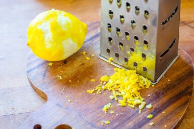 Limon ve rende ahşap kesme tahtası üzerinde 